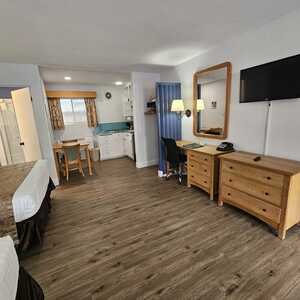 Pool View - 2 Queen Beds / Kitchenette Photo 2