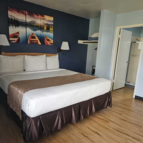 Lawn View - 1 King Bed Photo 1