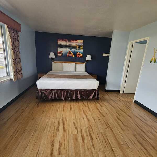 Lawn View - 1 King Bed Photo 2