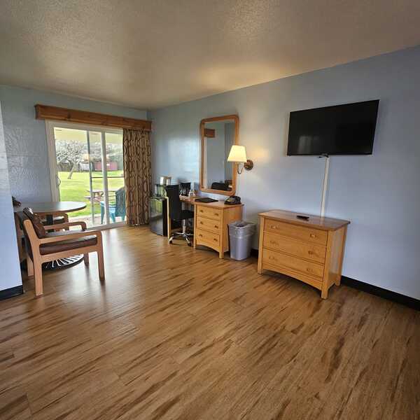 Lawn View - 1 King Bed Photo 4