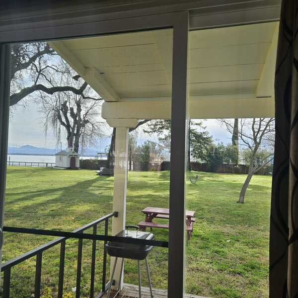 Lawn View - 1 King Bed Photo 3