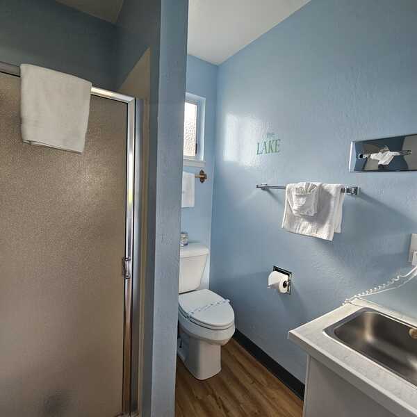 Lawn View - 1 King Bed Photo 5