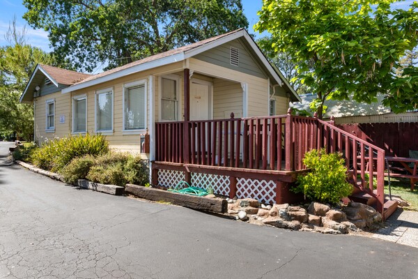 Cottage 121 - 1 Queen and 2 Double Beds / Pet Friendly Photo 1