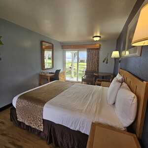 Lawn View - 1 Queen & 2 Double Beds / Kitchen Photo 1
