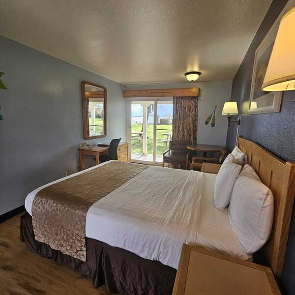 Lawn View - 1 Queen & 2 Double Beds / Kitchen Photo 1