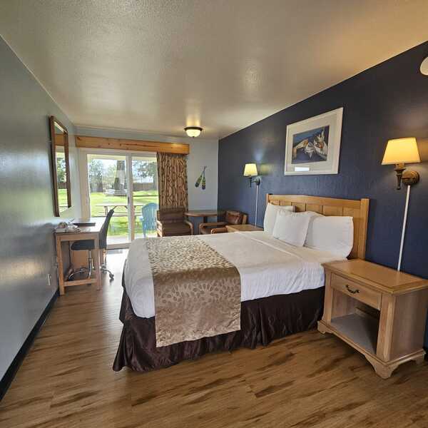 Lawn View - 1 Queen & 2 Double Beds / Kitchen Photo 2