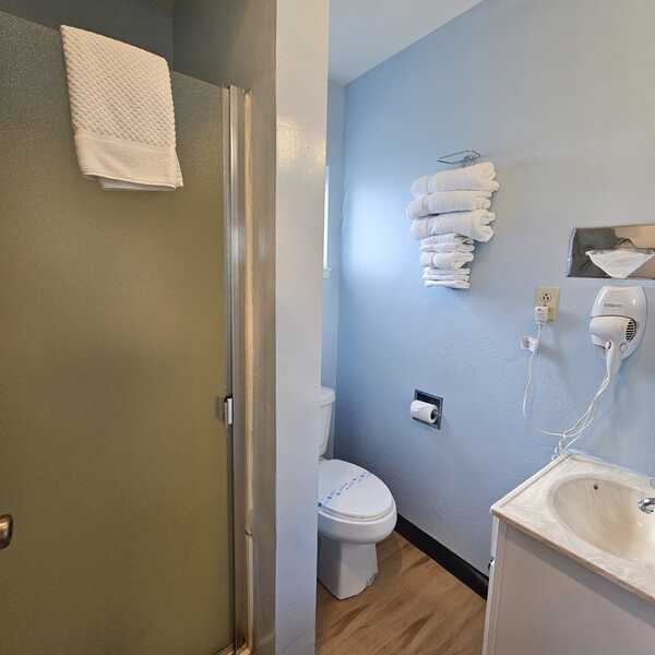 Lawn View - 1 Queen & 2 Double Beds / Kitchen Photo 3