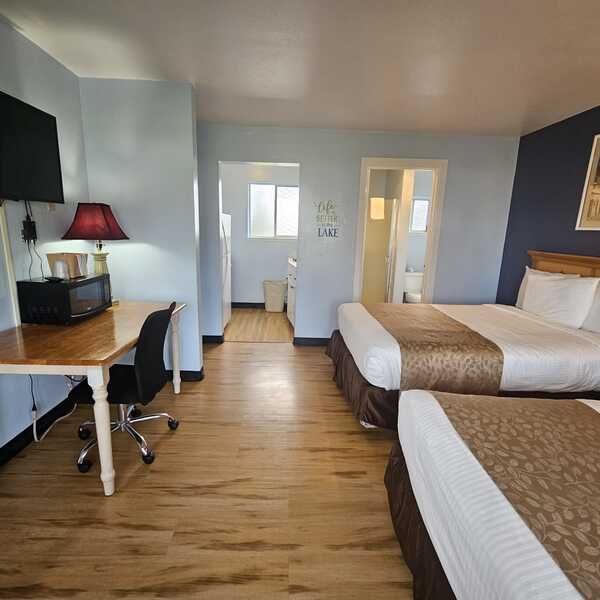 Lawn View - 1 Queen & 2 Double Beds / Kitchen Photo 4