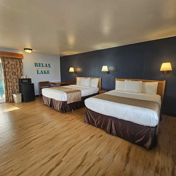 Lawn View - 2 Queens / Bathtub Photo 1