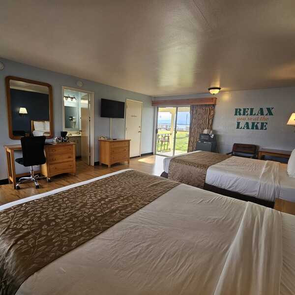 Lawn View - 2 Queens / Bathtub Photo 2