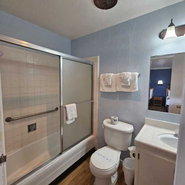 Lawn View - 2 Queens / Bathtub Photo 3